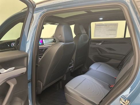 New 2026 Volkswagen Tiguan SE R-Line AWD/4WD image 18