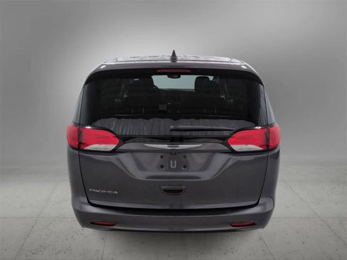 Certified 2017 Chrysler Pacifica Touring w/ Tire & Wheel Group image 7