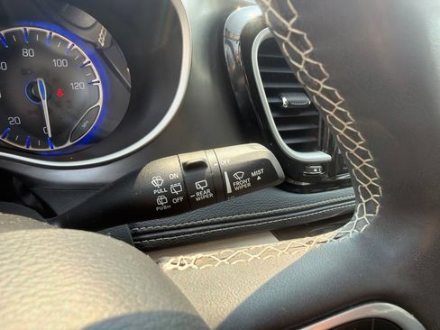 Used 2023 Chrysler Pacifica Touring-L w/ Uconnect Theater Family Group AWD/4WD image 12
