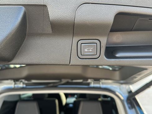 Used 2023 GMC Acadia SLE w/ Driver Convenience Package image 11