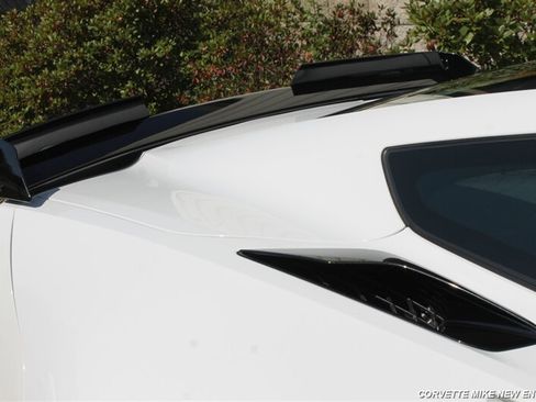 Used 2015 Chevrolet Corvette Z06 w/ 3LZ Preferred Equipment Group RWD image 33