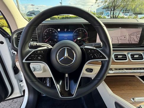 Used 2025 Mercedes-Benz GLS 450 4MATIC image 23