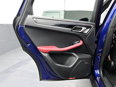 Certified 2025 Porsche Macan image 13