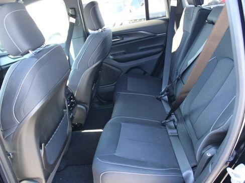 Used 2025 Jeep Grand Cherokee Laredo w/ Luxury Tech Group I image 25