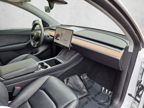Used 2021 Tesla Model Y Long Range AWD/4WD image 24