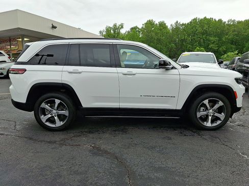Certified 2025 Jeep Grand Cherokee Limited w/ Luxury Tech Group II AWD/4WD image 7