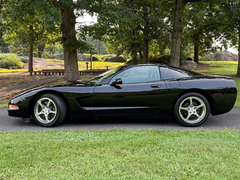 Used 2004 Chevrolet Corvette Coupe RWD image 4