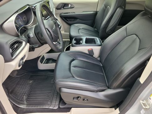 Used 2024 Chrysler Pacifica Touring-L FWD image 4