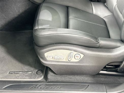 Certified 2025 Porsche Macan AWD/4WD image 35