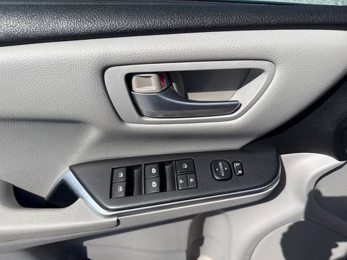 Used 2015 Toyota Camry SE w/ Moonroof Package FWD image 16