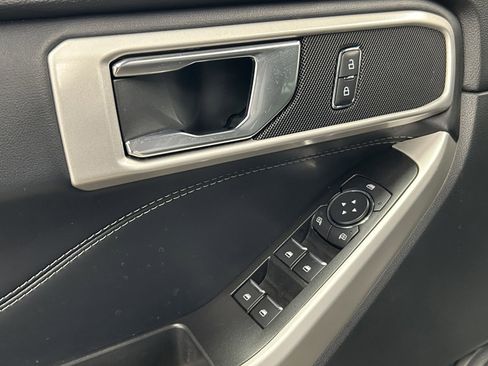 Used 2022 Ford Explorer XLT w/ Equipment Group 202A image 10