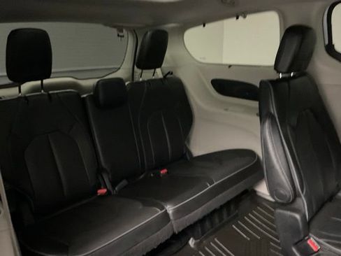 Used 2020 Chrysler Pacifica Limited FWD image 28