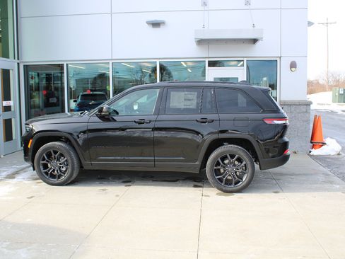 New 2025 Jeep Grand Cherokee Limited w/ Trailer Tow Package image 5