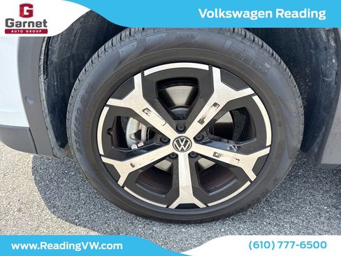 Used 2025 Volkswagen Tiguan SE w/ Panoramic Sunroof Package AWD/4WD image 9