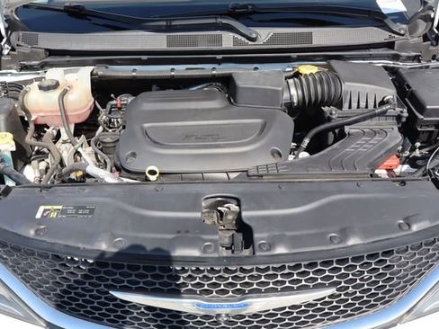 Used 2019 Chrysler Pacifica Limited w/ Advanced Safetytec Group FWD image 12