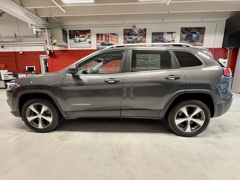 Used 2019 Jeep Cherokee Limited w/ Luxury Group AWD/4WD image 2