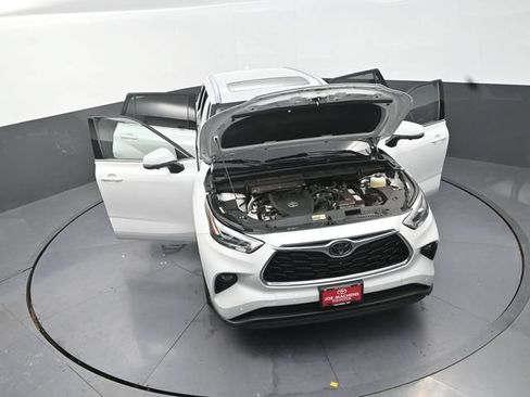 Certified 2025 Toyota Highlander Limited AWD/4WD image 41