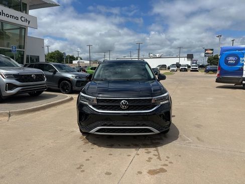 Used 2023 Volkswagen Taos SE w/ Panoramic Sunroof Package FWD image 2