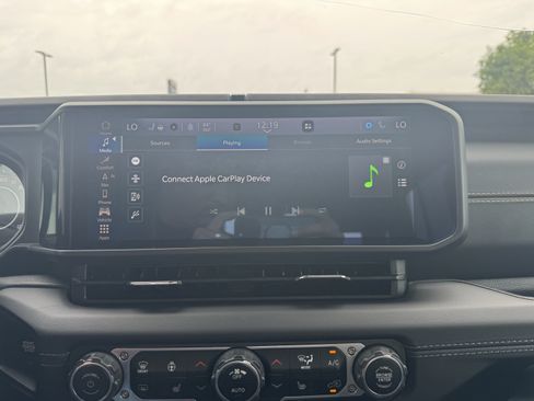Used 2025 Jeep Gladiator Sport AWD/4WD image 13