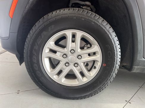 Used 2025 Jeep Grand Cherokee Laredo AWD/4WD image 13