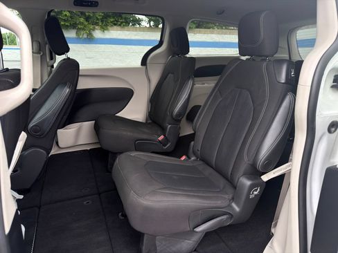 Used 2022 Chrysler Voyager LX FWD image 18