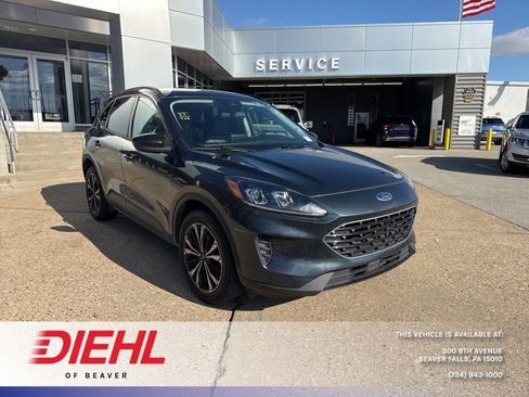 Used 2022 Ford Escape SE w/ SE Sport Appearance Package image 1