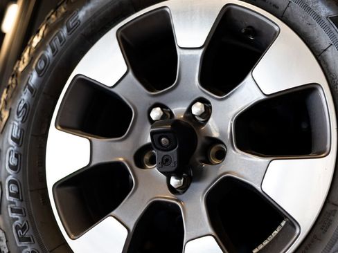 Used 2018 Jeep Wrangler Unlimited Sahara AWD/4WD image 8