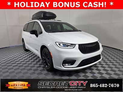 New 2025 Chrysler Pacifica Select w/ Fav Edition Package