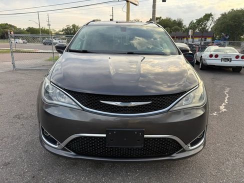 Used 2017 Chrysler Pacifica Touring-L Plus FWD image 2