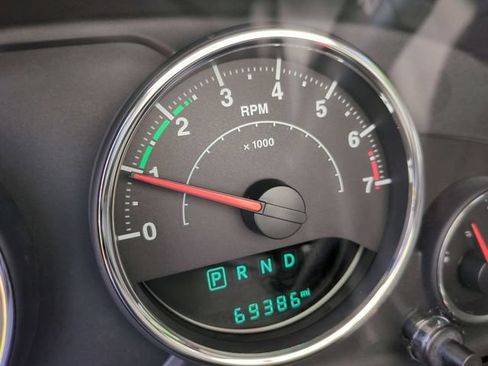 Used 2018 Jeep Wrangler Sahara w/ Connectivity Group AWD/4WD image 12