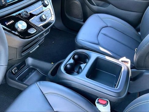 New 2026 Chrysler Pacifica Select FWD image 9