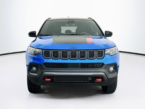Used 2025 Jeep Compass Trailhawk AWD/4WD image 2