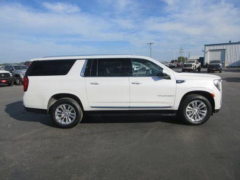 Certified 2022 GMC Yukon XL SLT w/ SLT Premium Package AWD/4WD image 5