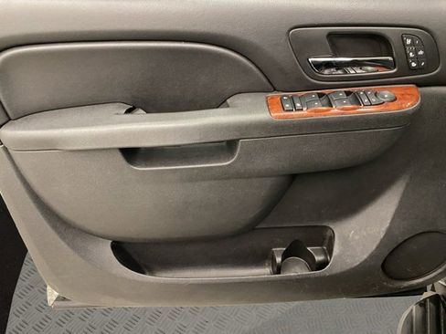 Used 2013 Chevrolet Avalanche LTZ image 19