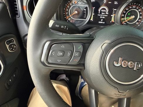 Used 2025 Jeep Gladiator Mojave w/ Convenience Group AWD/4WD image 35