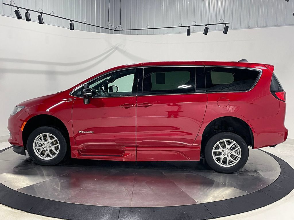 Used 2026 Chrysler Voyager LX FWD image 11