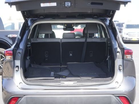 Used 2021 Toyota Highlander XLE image 31