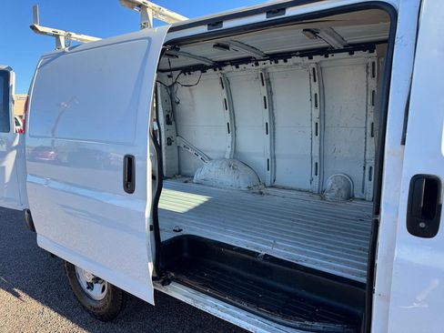 Used 2016 Chevrolet Express 2500 RWD image 16