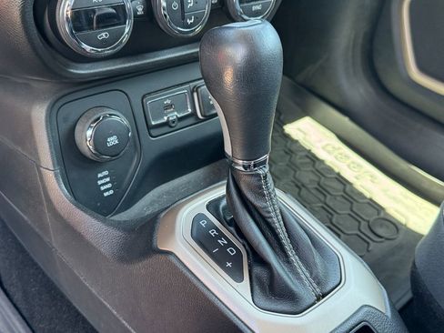 Used 2015 Jeep Renegade Limited AWD/4WD image 24
