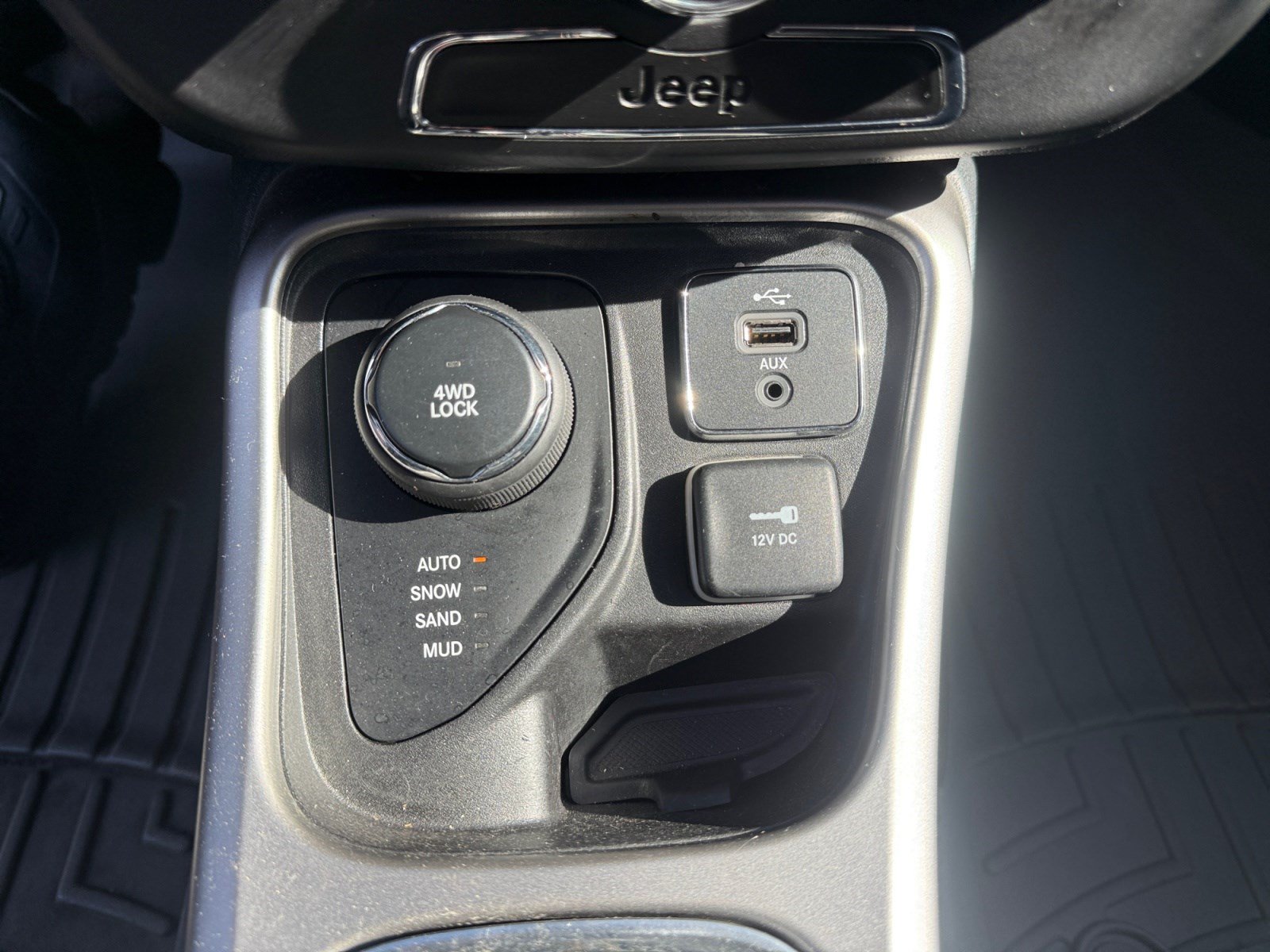 Used 2017 Jeep Compass Latitude AWD/4WD image 29