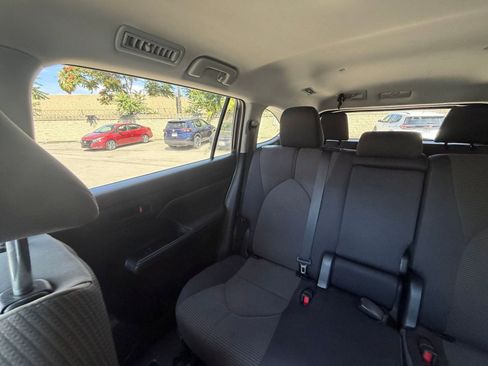 Used 2025 Toyota Highlander LE FWD image 41