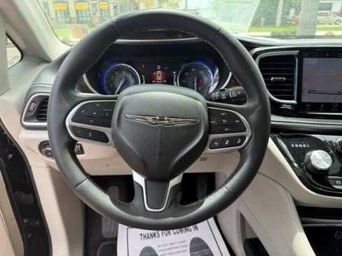 Used 2023 Chrysler Pacifica Limited FWD image 19