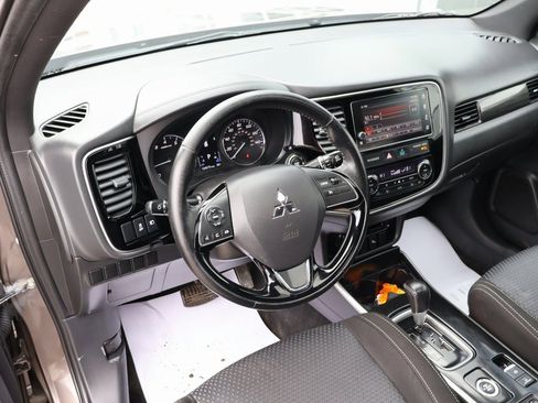 Used 2018 Mitsubishi Outlander ES image 23