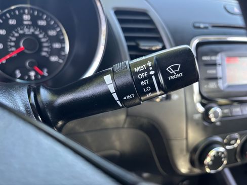 Certified 2024 Volkswagen Jetta SE w/ Panoramic Sunroof Package image 31