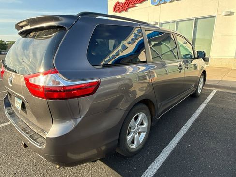 Used 2015 Toyota Sienna LE FWD image 4