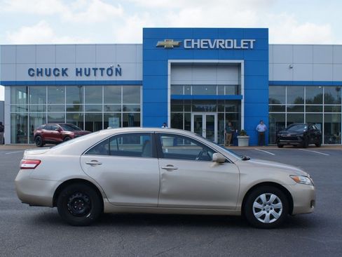 Used 2010 Toyota Camry LE FWD image 1