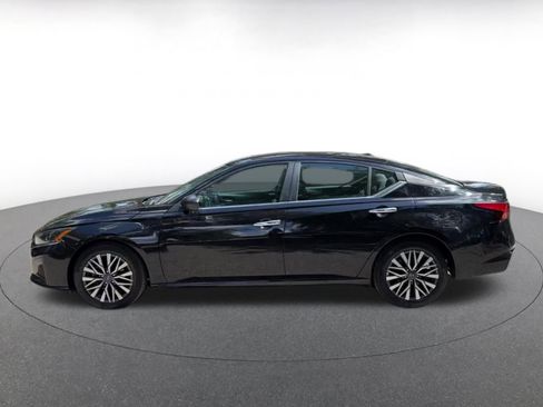 Used 2025 Nissan Altima 2.5 SV FWD image 14