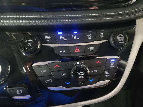 Used 2024 Chrysler Pacifica Touring-L image 21