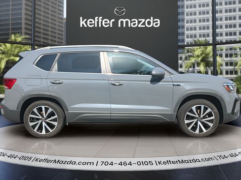 Used 2022 Volkswagen Taos SE w/ Panoramic Sunroof Package AWD/4WD image 8