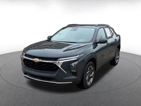 Used 2025 Chevrolet Trax LT w/ LT Convenience Package FWD image 8